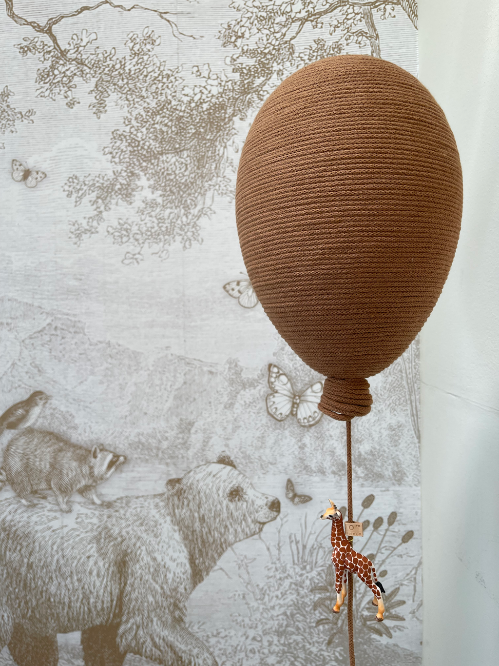 Caramel Baloo XL hot air balloon decoration with giraffe toy, perfect for baby shower, nursery, and gender reveal decor.